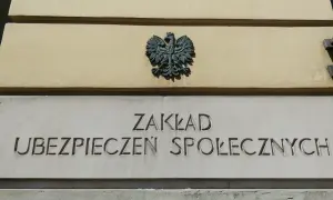 Znak orła i napis "ZAKŁAD UBEZPIECZEŃ SPOŁECZNYCH" na budynku.