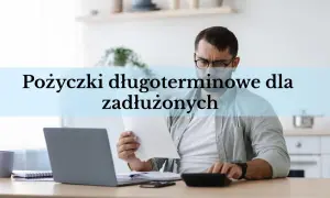 Mężczyzna z okularami analizuje dokumenty, szukając odpowiedzi, gdzie dostanę pożyczkę dla zadłużonych. Na biurku laptop i kalkulator.