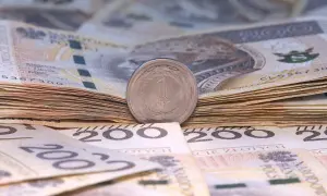 Stos banknotów 200 zł i 1 złoty. Zastanawiasz się, ile zarabia praktykant?