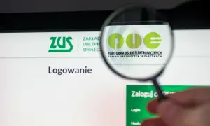 Gdzie sprawdzić historię zatrudnienia? Na ekranie komputera widoczny jest logotyp ZUS i platforma PUE.