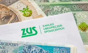Kiedy ZUS wypłaca L4, pieniądze w postaci polskich banknotów leżą obok koperty z logo ZUS.