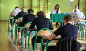 Uczniowie piszą egzamin zawodowy. Co jeśli nie zdam egzaminu zawodowego w technikum? Stres i skupienie na twarzach.