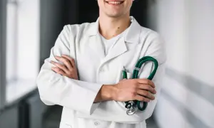 Uśmiechnięty lekarz w białym kitlu trzyma stetoskop. Czy lekarz może cofnąć L4? To pytanie, na które odpowiedź zależy od wielu czynników.