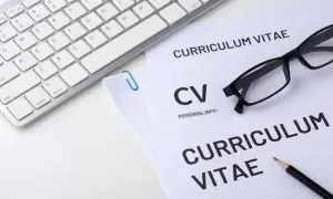 Klawiatura, okulary i dokumenty CV. Zastanawiasz się, gdzie w cv wpisać prawo jazdy? Najlepiej w sekcji "Umiejętności" lub "Dodatkowe informacje".