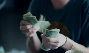 Ile można zarobić na roznoszeniu ulotek przez miesiąc? Zaskakujące kwoty!