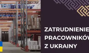 Magazyn pełen towarów, obok flaga Ukrainy i napis "Zatrudnienie pracowników z Ukrainy".