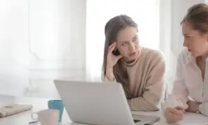 Jak napisać CV po liceum, aby wyróżnić się na rynku pracy?