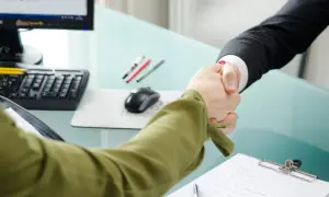 Czy pracodawca dostaje pieniądze za zatrudnienie bezrobotnego? Sprawdź!