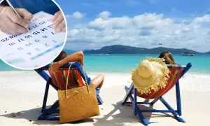 Planujesz urlopy 2026? Para odpoczywa na plaży, a w tle kalendarz z zaznaczonymi datami.