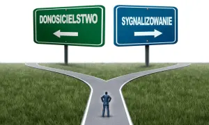 Mężczyzna stoi na rozdrożu dróg. Jedna prowadzi do "Donosicielstwa", druga do "Sygnalizowania". Którą ścieżkę wybierze sygnalista w firmie?