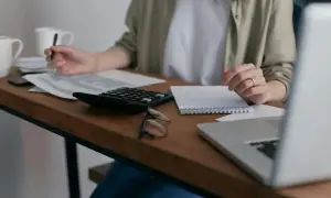 Czy mąż może zatrudnić żonę? Poznaj ważne przepisy i zasady