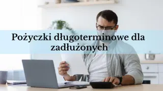 Mężczyzna z okularami analizuje dokumenty, szukając odpowiedzi, gdzie dostanę pożyczkę dla zadłużonych. Na biurku laptop i kalkulator.