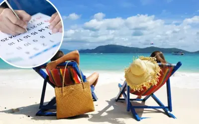 Planujesz urlopy 2026? Para odpoczywa na plaży, a w tle kalendarz z zaznaczonymi datami.