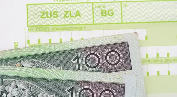Formularz ZUS ZLA i banknoty 100 zł. Dokumentacja do wypłaty zasiłek chorobowy.
