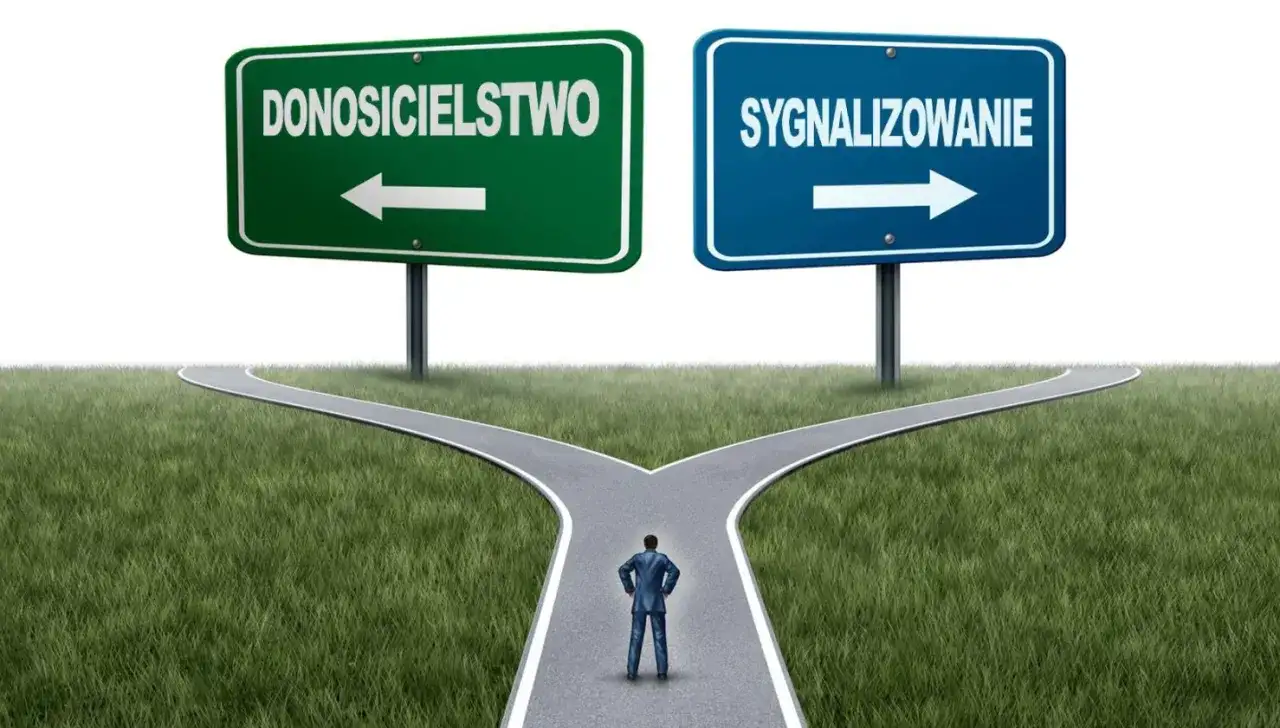 Mężczyzna stoi na rozdrożu dróg. Jedna prowadzi do "Donosicielstwa", druga do "Sygnalizowania". Którą ścieżkę wybierze sygnalista w firmie?