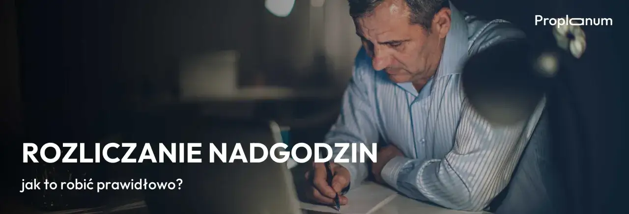 Mężczyzna pracuje po godzinach, rozliczając nadgodziny.