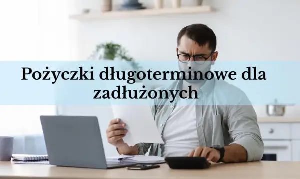 Mężczyzna z okularami analizuje dokumenty, szukając odpowiedzi, gdzie dostanę pożyczkę dla zadłużonych. Na biurku laptop i kalkulator.
