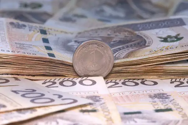 Stos banknotów 200 zł i 1 złoty. Zastanawiasz się, ile zarabia praktykant?