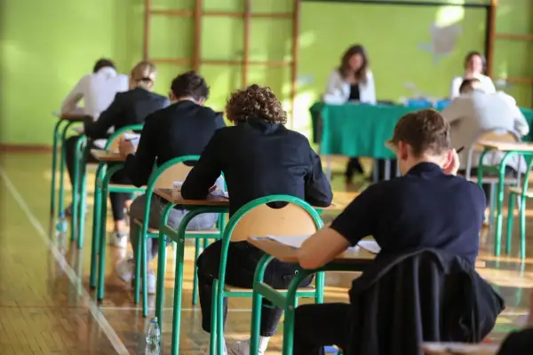 Uczniowie piszą egzamin zawodowy. Co jeśli nie zdam egzaminu zawodowego w technikum? Stres i skupienie na twarzach.