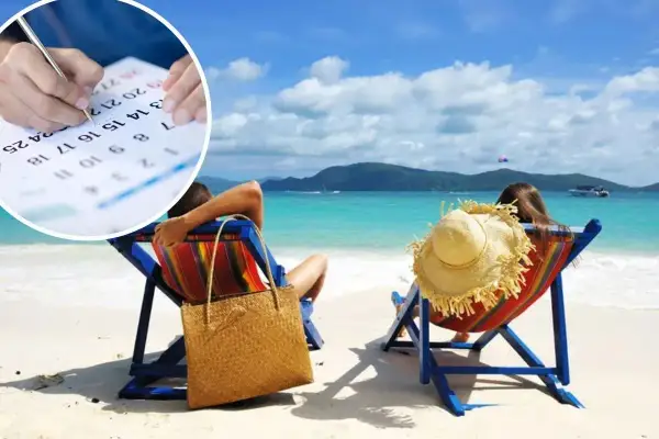 Planujesz urlopy 2026? Para odpoczywa na plaży, a w tle kalendarz z zaznaczonymi datami.