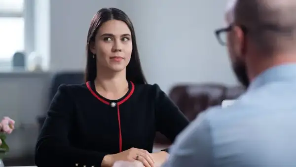 Ile trwa rozmowa o pracę? Poznaj typowe czasy i co wpływa na długość